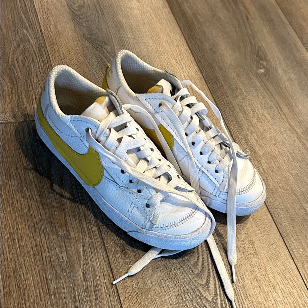Nike Vivid Surfer yellow & white men’s size 6 Sneakers GUC